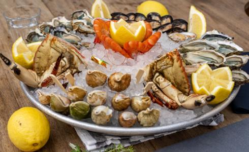 Plateau de fruits de mer, bulots, crabe, huîtres, moules et crevettes