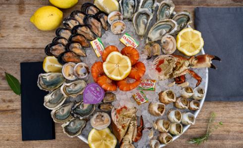 Plateau de fruits de mer, bulots, crabe, huîtres, moules et crevettes