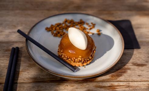 Pomme caramélisée, mousse vanille, cœur caramel et fleur de sel, pâte sucrée et crème d'amande