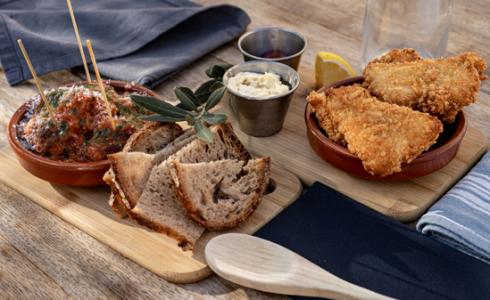 Bol de boulettes et nuggets faits maison