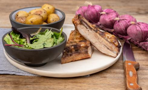 Travers de porc et pommes de terre, accompagnée de Mesclun